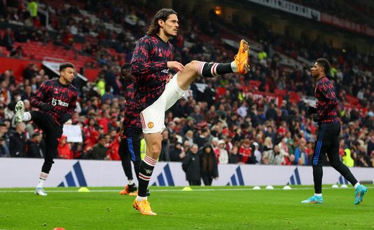 MANCHESTER, ENGLAND - MAY 02: Edinson Cavani of Manchester United warms up prior to kick off of the Premier League match between Manchester United and Brentford at Old Trafford on May 02, 2022 in Manchester, England. (Photo by Catherine Ivill/Getty Images) Obiettivi, Iervolino sogna Cavani: pronta l’offerta al calciatore. I dettagli- immagine 2