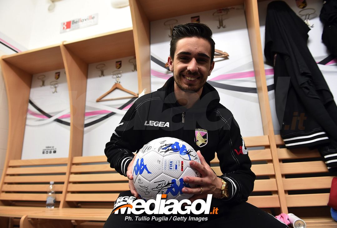  PALERMO, ITALY - MARCH 25:  Igor Coronado of Palermo in the dressing room shows the ball he received because scoring tree goals during the serie B match between US Citta di Palermo and Carpi FC at Stadio Renzo Barbera on March 25, 2018 in Palermo, Italy.  (Photo by Tullio M. Puglia/Getty Images) 