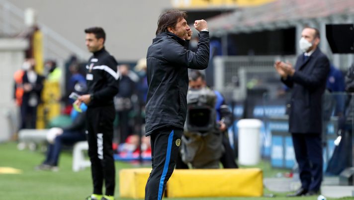 MILAN, ITALY - APRIL 11: Antonio Conte, Head Coach of FC Internazionale celebrates victory after the Serie A match between FC Internazionale and Cagliari Calcio at Stadio Giuseppe Meazza on April 11, 2021 in Milan, Italy. Sporting stadiums around Italy remain under strict restrictions due to the Coronavirus Pandemic as Government social distancing laws prohibit fans inside venues resulting in games being played behind closed doors. (Photo by Marco Luzzani/Getty Images) MILAN, ITALY - APRIL 11: Antonio Conte, Head Coach of FC Internazionale celebrates victory after the Serie A match between FC Internazionale and Cagliari Calcio at Stadio Giuseppe Meazza on April 11, 2021 in Milan, Italy. Sporting stadiums around Italy remain under strict restrictions due to the Coronavirus Pandemic as Government social distancing laws prohibit fans inside venues resulting in games being played behind closed doors. (Photo by Marco Luzzani/Getty Images)