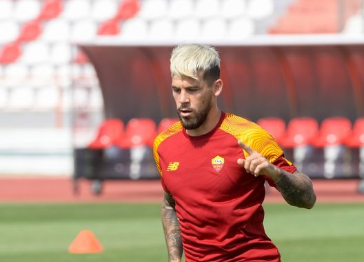 ALBUFEIRA, PORTUGAL - JULY 15: AS Roma player Carles Perez during a training session at Estadio Municipal de Albufeira on July 15, 2022 in Albufeira, Portugal. (Photo by Fabio Rossi/AS Roma via Getty Images) Roma: Perez spinge per il Celta Vigo, Veretout out per un fastidio all’adduttore- immagine 2