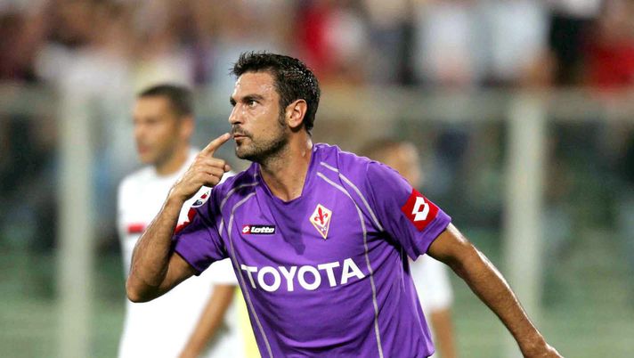 FLORENCE, ITALY - AUGUST 27:  Stefano Fiore #10 of Fiorentina celebrates a goal during the Serie A match between Fiorentina and Sampdoria on August 27, 2005 in Florence, Italy.  (Photo by Newpress/Getty Images) 