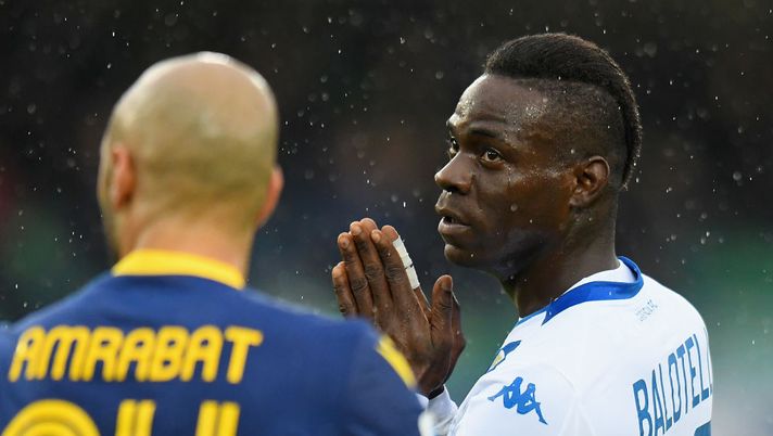 VERONA, ITALY - NOVEMBER 03: Mario Balotelli of Brescia Calcio reacts during the Serie A match between Hellas Verona and Brescia Calcio at Stadio Marcantonio Bentegodi on November 3, 2019 in Verona, Italy. (Photo by Alessandro Sabattini/Getty Images) VERONA, ITALY - NOVEMBER 03: Mario Balotelli of Brescia Calcio reacts during the Serie A match between Hellas Verona and Brescia Calcio at Stadio Marcantonio Bentegodi on November 3, 2019 in Verona, Italy. (Photo by Alessandro Sabattini/Getty Images)