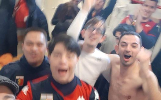 La felicità rossoblù post-derby negli spogliatoi La felicità rossoblù post-derby negli spogliatoi