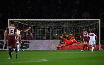  TURIN, ITALY - APRIL 18: Andrea Belotti (L) of Torino FC misses a penalty during the Serie A match between Torino FC and AC Milan at Stadio Olimpico di Torino on April 18, 2018 in Turin, Italy. (Photo by Valerio Pennicino/Getty Images)