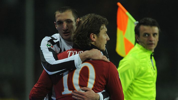 TURIN, ITALY - JANUARY 23: Giorgio Chiellini of Juventus FC hug Francesco Totti of AS Roma during the Serie A match between Juventus FC and AS Roma at Olimpico Stadium on January 23, 2010 in Turin, Italy. (Photo by Valerio Pennicino/Getty Images) TURIN, ITALY - JANUARY 23: Giorgio Chiellini of Juventus FC hug Francesco Totti of AS Roma during the Serie A match between Juventus FC and AS Roma at Olimpico Stadium on January 23, 2010 in Turin, Italy. (Photo by Valerio Pennicino/Getty Images)