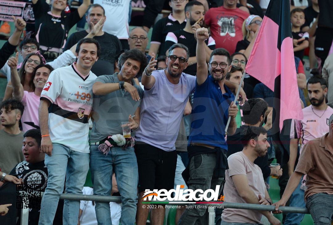 Fototifo, i tifosi allo stadio per Palermo-Feralpisaló 1-0 (gallery) - immagine 163