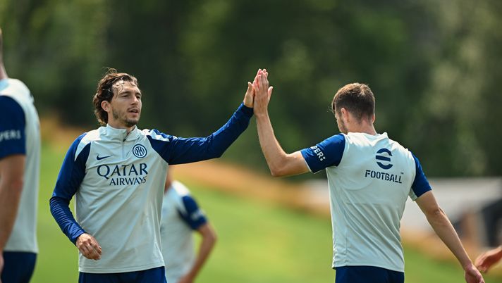 Lautaro dj, Darmian fotografo e il ruba bandiera: Chivu “accontenta” Bastoni - immagine 1