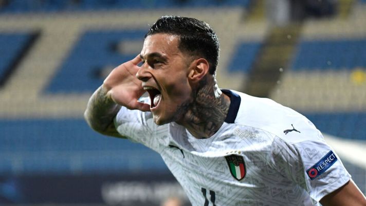 CELJE, SLOVENIA - MARCH 24: Gianluca Scamacca of Italy celebrates scoring his team's first goal during the 2021 UEFA European Under-21 Championship Group B match between Czech Republic and Italy at Stadion Celje on March 24, 2021 in Celje, Slovenia. Sporting stadiums around Slovenia remain under strict restrictions due to the Coronavirus Pandemic as Government social distancing laws prohibit fans inside venues resulting in games being played behind closed doors. (Photo by Jurij Kodrun/Getty Images) Milan, la Gazzetta: “Scamacca è il favorito da vice Ibra, Vlahovic resta indietro” - immagine 1