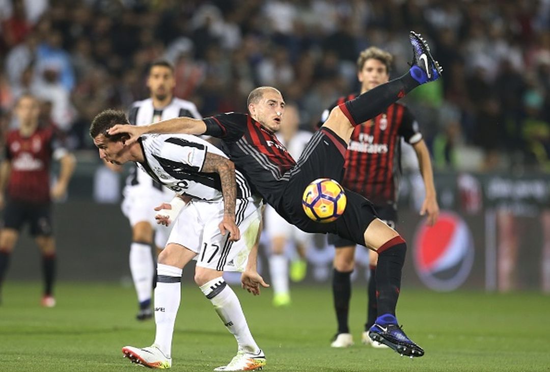  DOHA, QATAR - DECEMBER 23: Gabriel Alejandro Paletta  of AC Milan in action against  Mario Mandzukic of Juventus FC during the Supercoppa TIM Doha 2016 match between Juventus FC and AC Milan at the Jassim Bin Hamad Stadium on December 23, 2016 in Doha, Qatar. (Photo by AK BijuRaj/Getty Images) 