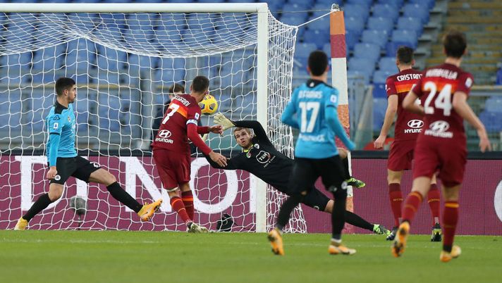 ROME, ITALY - JANUARY 23: Lorenzo Pellegrini of Roma scores their team's fourth goal past Ivan Provedel of Spezia during the Serie A match between AS Roma and Spezia Calcio at Stadio Olimpico on January 23, 2021 in Rome, Italy. Sporting stadiums around Italy remain under strict restrictions due to the Coronavirus Pandemic as Government social distancing laws prohibit fans inside venues resulting in games being played behind closed doors. (Photo by Paolo Bruno/Getty Images) ROME, ITALY - JANUARY 23: Lorenzo Pellegrini of Roma scores their team's fourth goal past Ivan Provedel of Spezia during the Serie A match between AS Roma and Spezia Calcio at Stadio Olimpico on January 23, 2021 in Rome, Italy. Sporting stadiums around Italy remain under strict restrictions due to the Coronavirus Pandemic as Government social distancing laws prohibit fans inside venues resulting in games being played behind closed doors. (Photo by Paolo Bruno/Getty Images)