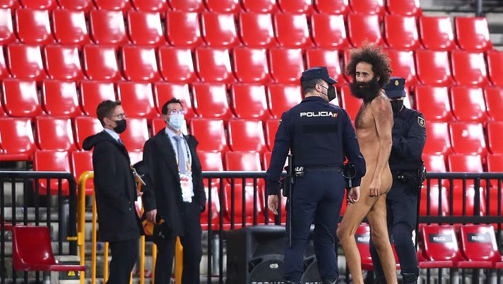 GRANADA, SPAIN - APRIL 08: A streaker is removed from the pitch by Police Officers during the UEFA Europa League Quarter Final First Leg match between Granada CF and Manchester United at Nuevo Estadio de Los Carmenes on April 08, 2021 in Granada, Spain. Sporting stadiums around Europe remain under strict restrictions due to the Coronavirus Pandemic as Government social distancing laws prohibit fans inside venues resulting in games being played behind closed doors. (Photo by Fran Santiago/Getty Images) GRANADA, SPAIN - APRIL 08: A streaker is removed from the pitch by Police Officers during the UEFA Europa League Quarter Final First Leg match between Granada CF and Manchester United at Nuevo Estadio de Los Carmenes on April 08, 2021 in Granada, Spain. Sporting stadiums around Europe remain under strict restrictions due to the Coronavirus Pandemic as Government social distancing laws prohibit fans inside venues resulting in games being played behind closed doors. (Photo by Fran Santiago/Getty Images)