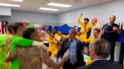 Barcellona campione, Laporta si scatena con la squadra (VIDEO)