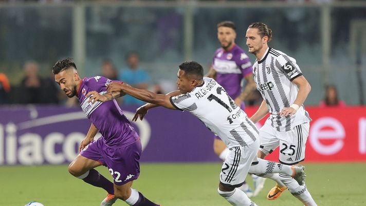 FLORENCE, ITALY - MAY 21: Nicolas Gonzalez of ACF Fiorentina in action against Alex Sandro Lobo Silva of Juventus during the Serie A match between ACF Fiorentina and Juventus at Stadio Artemio Franchi on May 21, 2022 in Florence, Italy. (Photo by Gabriele Maltinti/Getty Images) Gonzalez vs Alex Sandro