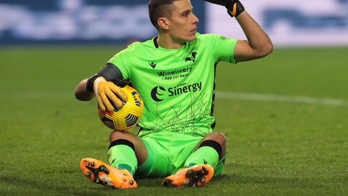 BERGAMO, ITALY - NOVEMBER 28: Marco Silvestri of Hellas Verona F.C. reacts during the Serie A match between Atalanta BC and Hellas Verona FC at Gewiss Stadium on November 28, 2020 in Bergamo, Italy. Football Stadiums around Europe remain empty due to the Coronavirus Pandemic as Government social distancing laws prohibit fans inside venues resulting in fixtures being played behind closed doors. (Photo by Emilio Andreoli/Getty Images) BERGAMO, ITALY - NOVEMBER 28: Marco Silvestri of Hellas Verona F.C. reacts during the Serie A match between Atalanta BC and Hellas Verona FC at Gewiss Stadium on November 28, 2020 in Bergamo, Italy. Football Stadiums around Europe remain empty due to the Coronavirus Pandemic as Government social distancing laws prohibit fans inside venues resulting in fixtures being played behind closed doors. (Photo by Emilio Andreoli/Getty Images)
