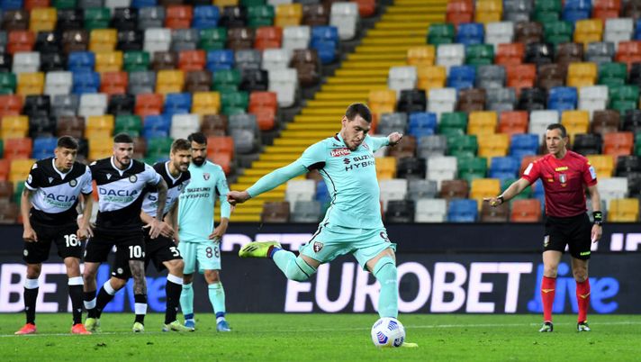 UDINE, ITALY - APRIL 10: Andrea Belotti of Torino FC scores their side's first goal from the penalty spot during the Serie A match between Udinese Calcio and Torino FC at Dacia Arena on April 10, 2021 in Udine, Italy. Sporting stadiums around Italy remain under strict restrictions due to the Coronavirus Pandemic as Government social distancing laws prohibit fans inside venues resulting in games being played behind closed doors. (Photo by Alessandro Sabattini/Getty Images) UDINE, ITALY - APRIL 10: Andrea Belotti of Torino FC scores their side's first goal from the penalty spot during the Serie A match between Udinese Calcio and Torino FC at Dacia Arena on April 10, 2021 in Udine, Italy. Sporting stadiums around Italy remain under strict restrictions due to the Coronavirus Pandemic as Government social distancing laws prohibit fans inside venues resulting in games being played behind closed doors. (Photo by Alessandro Sabattini/Getty Images)