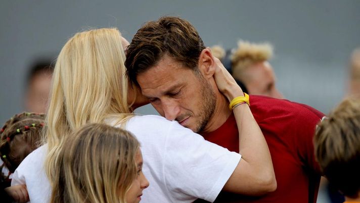 Ilary Blasi: “L’addio di Totti al calcio? Su di lui hanno pesato paure, io ho deciso di…” Ilary Blasi: “L’addio di Totti al calcio? Su di lui hanno pesato paure, io ho deciso di…”