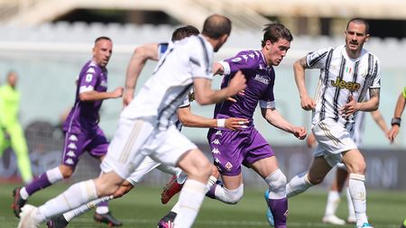 FLORENCE, ITALY - APRIL 25: Dusan Vlahovic of ACF Fiorentina in action during the Serie A match between ACF Fiorentina and Juventus at Stadio Artemio Franchi on April 25, 2021 in Florence, Italy. Sporting stadiums around Italy remain under strict restrictions due to the Coronavirus Pandemic as Government social distancing laws prohibit fans inside venues resulting in games being played behind closed doors. (Photo by Gabriele Maltinti/Getty Images) FLORENCE, ITALY - APRIL 25: Dusan Vlahovic of ACF Fiorentina in action during the Serie A match between ACF Fiorentina and Juventus at Stadio Artemio Franchi on April 25, 2021 in Florence, Italy. Sporting stadiums around Italy remain under strict restrictions due to the Coronavirus Pandemic as Government social distancing laws prohibit fans inside venues resulting in games being played behind closed doors. (Photo by Gabriele Maltinti/Getty Images)