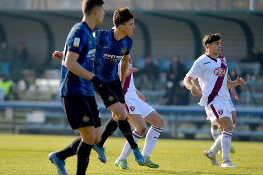 MILAN, ITALY - DECEMBER 22: Cesare Casadei of FC Internazionale scores during the Primavera 1 match between FC Internazionale U19 and Torino FC at Suning Youth Development Centre in memory of Giacinto Facchetti on December 22, 2021 in Milan, Italy. (Photo by Mattia Pistoia - Inter/Inter via Getty Images) Torino, ecco chi è Casadei: fisico e vizio del gol per il gioiellino dell’Inter- immagine 3