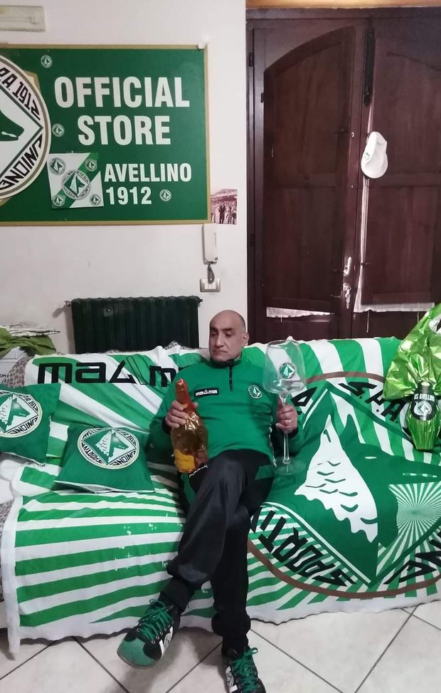  Ginetto Borriello sul divano di casa 