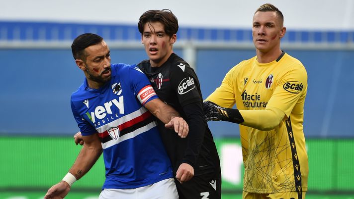 GENOA, ITALY - NOVEMBER 22: Fabio Quagliarella of UC Sampdoria with Aaron Hickey and Lukasz Skorupski of Bologna FC during the Serie A match between UC Sampdoria and Bologna FC at Stadio Luigi Ferraris on November 22, 2020 in Genoa, Italy. (Photo by Paolo Rattini/Getty Images)with Aaron Hickeyy 