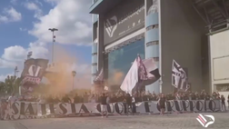 VIDEO Palermo, rosanero in partenza per il ritiro: i tifosi caricano la squadra