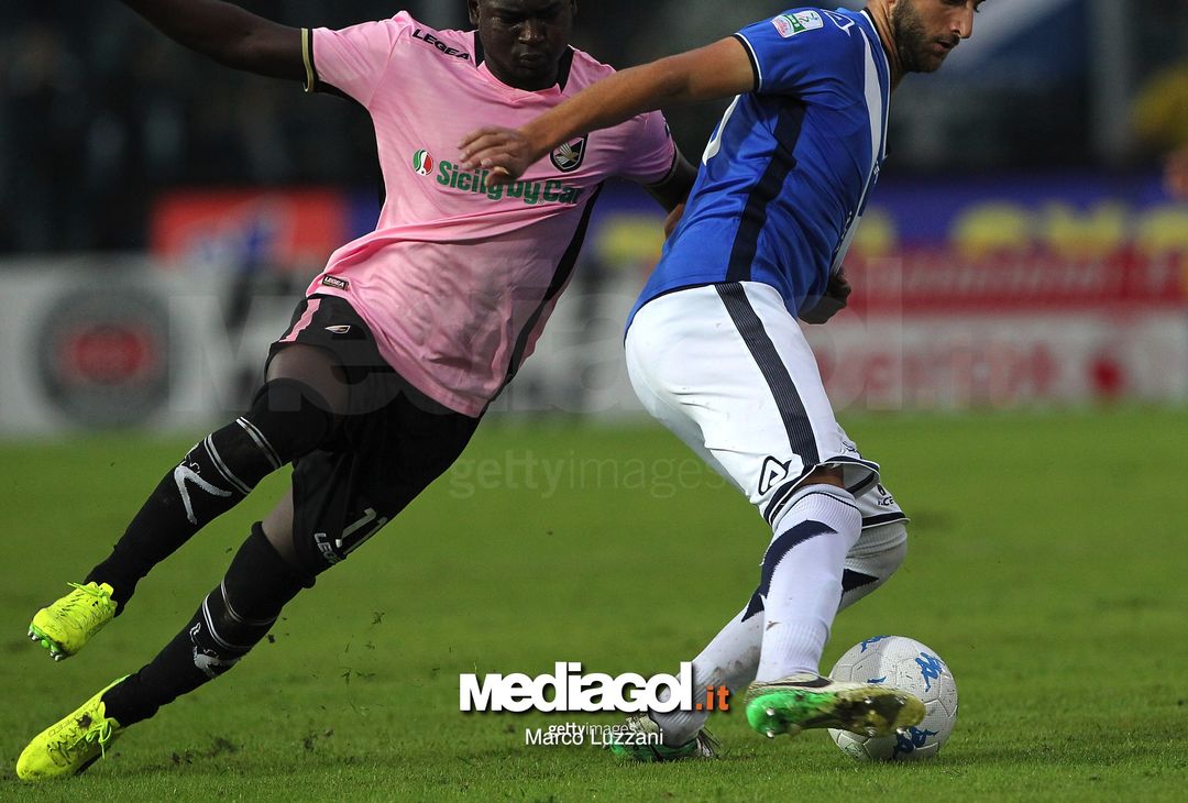  BRESCIA, ITALY - SEPTEMBER 02:  Mauro Coppolaro (R) of Brescia Calcio is challenged by Carlos Embalo (L) of US Citta di Palermo during the Serie B between Brescia Calcio and US Citta di Palermo at Stadio Mario Rigamonti on September 2, 2017 in Brescia, Italy.  (Photo by Marco Luzzani/Getty Images) 