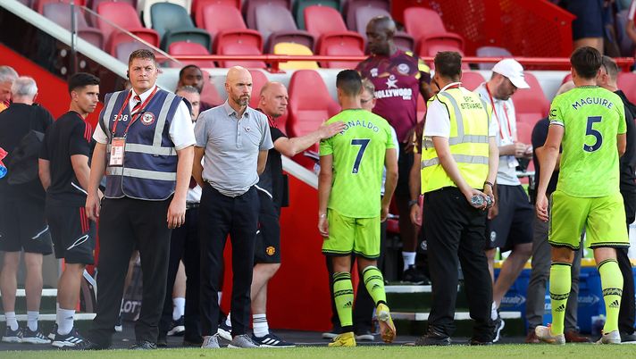 BRENTFORD, ENGLAND - AUGUST 13: Cristiano Ronaldo of Manchester United leaves the pitch following their sides defeat in the Premier League match between Brentford FC and Manchester United at Brentford Community Stadium on August 13, 2022 in Brentford, England. (Photo by Catherine Ivill/Getty Images) CR7-United, il suggerimento di Stam: “Meglio separarsi, se resta ed è di cattivo umore ha un impatto negativo” - immagine 1