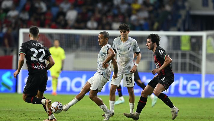 DUBAI, UNITED ARAB EMIRATES - DECEMBER 16: Sandro Tonali of AC Milan competes for the ball with Thiago Alcantara of Liverpool during the Dubai Super Cup match between Liverpool and AC Milan at Al Maktoum Stadium on December 16, 2022 in Dubai, United Arab Emirates. (Photo by Claudio Villa/AC Milan via Getty Images) Amichevole Liverpool-Milan 4-1 al 90′: débâcle rossonera a Dubai - immagine 1