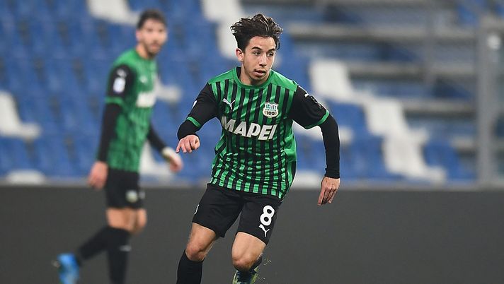 REGGIO NELL'EMILIA, ITALY - FEBRUARY 20: Maxime Lopez of Sassuolo in action during the Serie A match between US Sassuolo and Bologna FC at Mapei Stadium - Città del Tricolore on February 20, 2021 in Reggio nell'Emilia, Italy. Sporting stadiums around Italy remain under strict restrictions due to the Coronavirus Pandemic as Government social distancing laws prohibit fans inside venues resulting in games being played behind closed doors. (Photo by Alessandro Sabattini/Getty Images) REGGIO NELL'EMILIA, ITALY - FEBRUARY 20: Maxime Lopez of Sassuolo in action during the Serie A match between US Sassuolo and Bologna FC at Mapei Stadium - Città del Tricolore on February 20, 2021 in Reggio nell'Emilia, Italy. Sporting stadiums around Italy remain under strict restrictions due to the Coronavirus Pandemic as Government social distancing laws prohibit fans inside venues resulting in games being played behind closed doors. (Photo by Alessandro Sabattini/Getty Images)