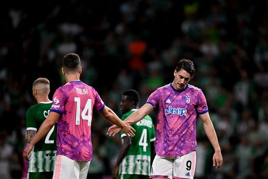 HAIFA, ISRAEL - OCTOBER 11: Dusan Vlahovic of Juventus giving a hi-five to his teammate Arkadiusz Krystian Milik during the UEFA Champions League group H match between Maccabi Haifa FC and Juventus at Sammy Ofer Stadium on October 11, 2022 in Haifa, Israel. (Photo by Daniele Badolato - Juventus FC/Juventus FC via Getty Images) Tuttosport: Vlahovic, ricomincia il grande tormento- immagine 2