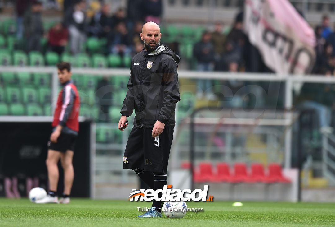  PALERMO, ITALY - MARCH 28: Head coach Roberto Stellone of Palermo leads a training session at Stadio Renzo Barbera on March 28, 2019 in Palermo, Italy. (Photo by Tullio M. Puglia/Getty Images) 