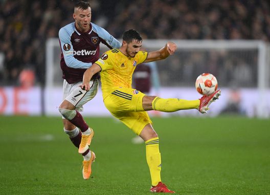 LONDON, ENGLAND - DECEMBER 09: Josip Sutalo of Dinamo Zagreb clears the ball during the UEFA Europa League group H match between West Ham United and Dinamo Zagreb at Olympic Stadium on December 09, 2021 in London, England. (Photo by Mike Hewitt/Getty Images) Nikolaou-Nastasic, scambio in vista: rimane in pole un altro nome- immagine 2