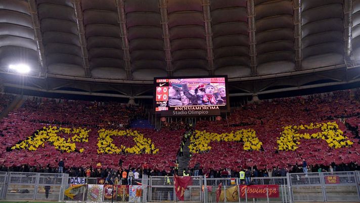 Roma, il derby del cuore di Fienga: 10 targhe regalate alla Curva Sud Roma, il derby del cuore di Fienga: 10 targhe regalate alla Curva Sud - immagine 1