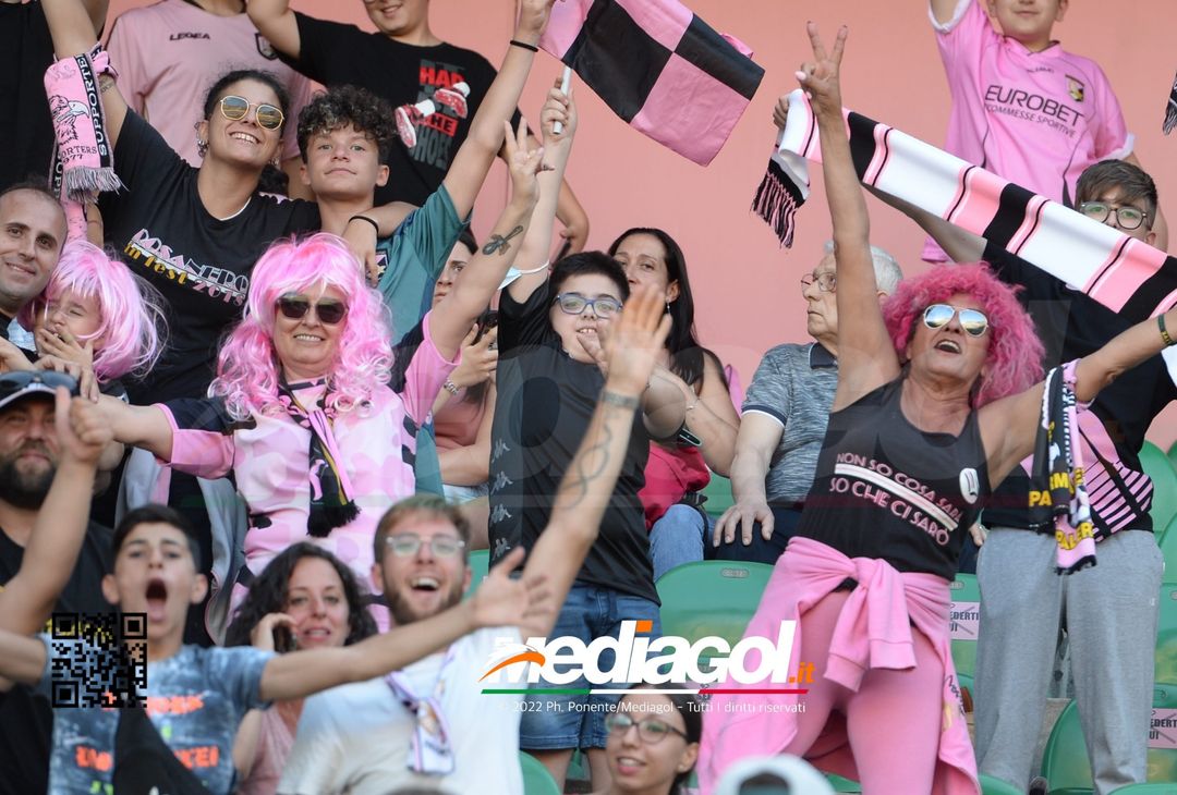 Fototifo, facce da Serie B. I tifosi allo stadio per Palermo-Padova 1-0 - immagine 16