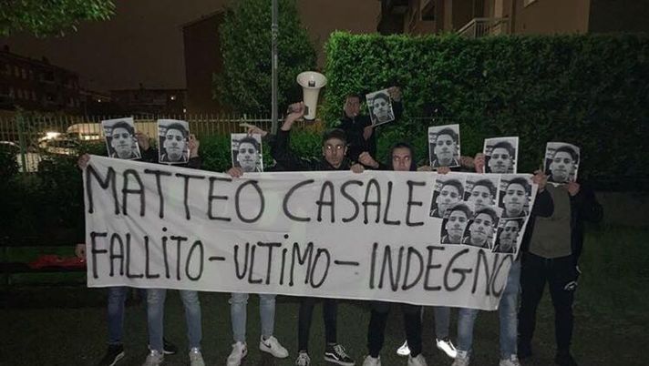 VIDEO – Ultimo in classifica al fantacalcio contestato con striscioni, cori e fumogeni - immagine 1