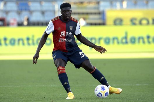 CAGLIARI, ITALY - MAY 12: Alfred Duncan of Cagliari in action during the Serie A match between Cagliari Calcio and ACF Fiorentina at Sardegna Arena on May 12, 2021 in Cagliari, Italy. (Photo by Enrico Locci/Getty Images) CAGLIARI, ITALY - MAY 12: Alfred Duncan of Cagliari in action during the Serie A match between Cagliari Calcio and ACF Fiorentina at Sardegna Arena on May 12, 2021 in Cagliari, Italy. (Photo by Enrico Locci/Getty Images)