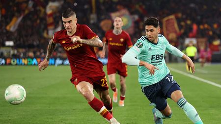 ROME, ITALY - MAY 05: Ayoze Perez of Leicester City battles for possession with Gianluca Mancini of AS Roma during the UEFA Conference League Semi Final Leg Two match between AS Roma and Leicester City at Stadio Olimpico on May 05, 2022 in Rome, Italy. (Photo by Julian Finney/Getty Images)