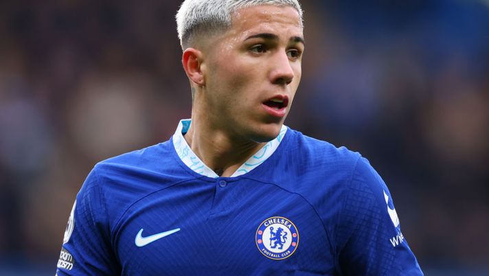 LONDON, ENGLAND - APRIL 01: Enzo Fernandez of Chelsea during the Premier League match between Chelsea FC and Aston Villa at Stamford Bridge on April 1, 2023 in London, United Kingdom. (Photo by Marc Atkins/Getty Images) Chelsea, i 120 milioni di Enzo Fernandez: “Ma li vale?”, il dubbio di Gary Neville e Jamie Redknapp… - immagine 1