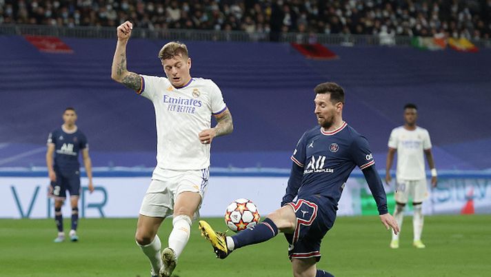 MADRID, SPAIN - MARCH 09: Lionel Messi (R) of Paris Saint-Germain competes for the ball with Toni Kroos (L) of Real Madrid CF during the UEFA Champions League Round Of Sixteen Leg Two match between Real Madrid and Paris Saint-Germain at Estadio Santiago Bernabeu on March 09, 2022 in Madrid, Spain. (Photo by Gonzalo Arroyo Moreno/Getty Images) Benzema, fiato sospeso Clasico: ma Kroos “Sarà una sfida speciale e divertente” - immagine 1
