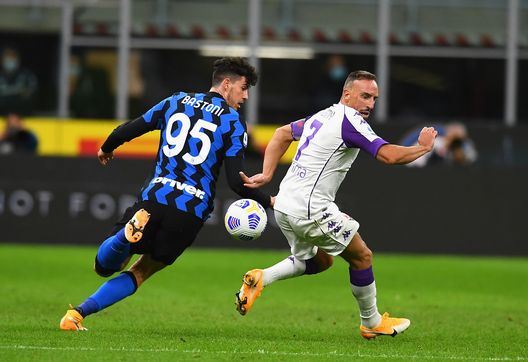  MILAN, ITALY - SEPTEMBER 26: Alessandro Bastoni of FC Internazionale competes for the ball with Franck Ribery of ACF Fiorentina during the Serie A match between FC Internazionale and ACF Fiorentina at Stadio Giuseppe Meazza on September 26, 2020 in Milan, Italy. (Photo by Claudio Villa - Inter/Inter via Getty Images) 