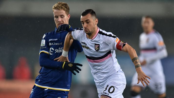 VERONA, ITALY - NOVEMBER 23: Samuel Gustafson (L) of Hellas Verona and Ilija Nestorovski of Palermo compete during the Serie b match between Hellas Verona and US Citta di Palermo at Stadio Marcantonio Bentegodi on November 23, 2018 in Verona, Italy.  (Photo by Tullio M. Puglia/Getty Images) 