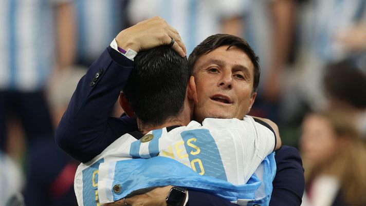 LUSAIL CITY, QATAR - DECEMBER 18: Javier Zanetti former Argentine footballer celebrates with players of Argentina after winning the FIFA World Cup Qatar 2022 Final match between Argentina and France at Lusail Stadium on December 18, 2022 in Lusail City, Qatar. (Photo by Julian Finney/Getty Images) Zanetti: “Argentina, è un sogno. Sono andato da Messi e lui mi ha detto…” - immagine 1