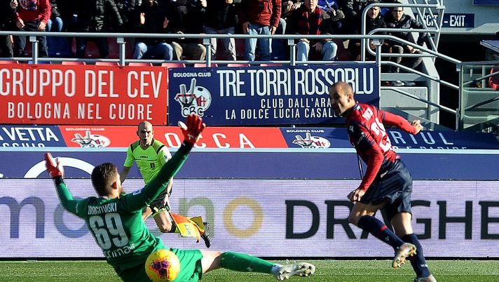 BOLOGNA, ITALY - JANUARY 06: Rodrigo Palacio of Bologna FC scores a goal as was in offside during the Serie A match between Bologna FC and ACF Fiorentina at Stadio Renato Dall'Ara on January 06, 2020 in Bologna, Italy. (Photo by Mario Carlini / Iguana Press/Getty Images) 
