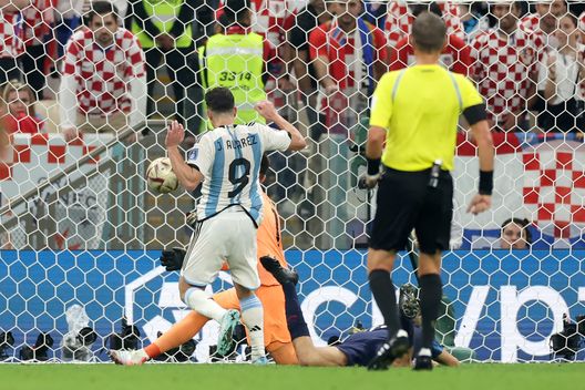 LUSAIL CITY, QATAR - DECEMBER 13: Julian Alvarez of Argentina scores the team's second goal past Dominik Livakovic of Croatia during the FIFA World Cup Qatar 2022 semi final match between Argentina and Croatia at Lusail Stadium on December 13, 2022 in Lusail City, Qatar. (Photo by Lars Baron/Getty Images) Gazzetta: “Alvarez piaceva anche alla Fiorentina. Così non va, serve coraggio”- immagine 2