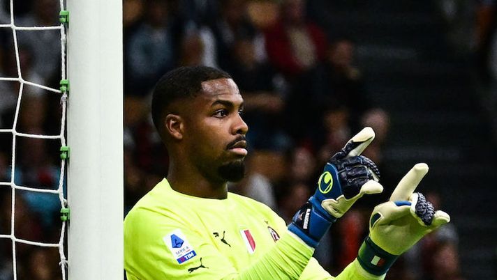 AC Milan's French goalkeeper Mike Maignan gives instructions during the Italian Serie A football match between AC Milan and Napoli on September 18, 2022 at the San Siro stadium in Milan. (Photo by MIGUEL MEDINA / AFP) (Photo by MIGUEL MEDINA/AFP via Getty Images) Milan, Maignan celebra il ritorno in gruppo con un post: “Stesse intenzioni” - immagine 1