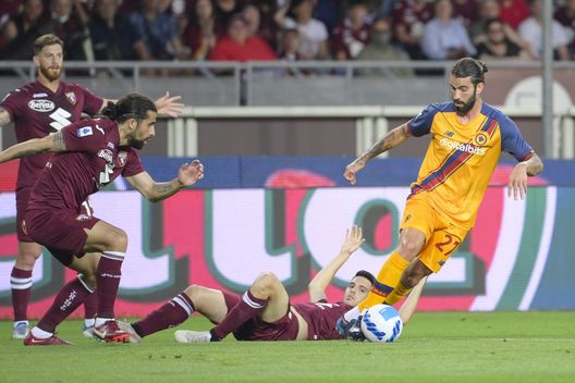 TURIN, ITALY - MAY 20: Sergio Oliveira of AS Roma in action during the Serie A match between Torino FC and AS Roma at Stadio Olimpico di Torino on May 20, 2022 in Turin, Italy. (Photo by Fabio Rossi/AS Roma via Getty Images) Torino-Roma 0-3: i granata chiudono in tono minore una buona stagione- immagine 3