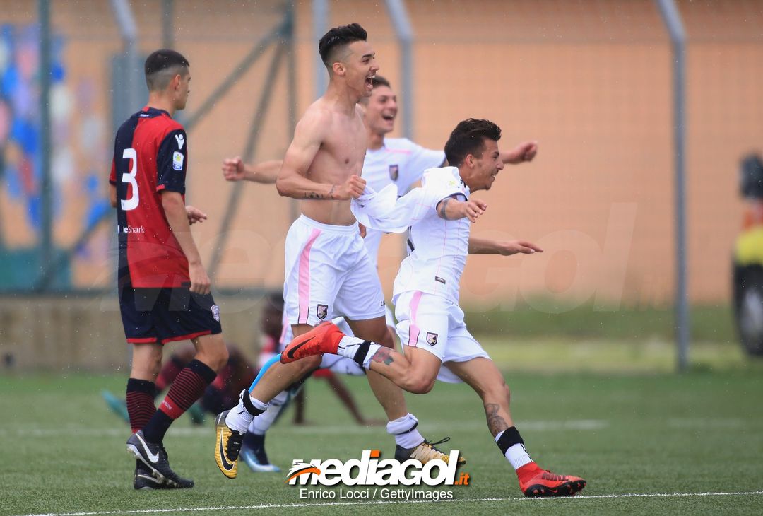  CAGLIARI, ITALY - MAY 05: Players of Palermo  celebrate promotion in Primavera 1 during the Primavera 1 match between Cagliari Calcio U19 and US Citta di Palermo U19 at Stadio Renato Raccis on May 5, 2018 (Photo by Enrico Locci/Getty Images) 