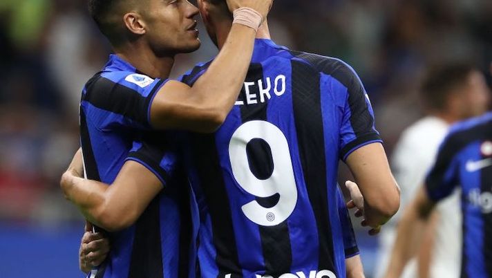 MILAN, ITALY - AUGUST 20: Joaquin Correa of FC Internazionale celebrates his goal with his team-mate Edin Dzeko during the Serie A match between FC Internazionale and Spezia Calcio at Stadio Giuseppe Meazza on August 20, 2022 in Milan, Italy. (Photo by Marco Luzzani/Getty Images) Inter, le ultime sulla formazione per il derby: da Darmian al favorito in attacco - immagine 1