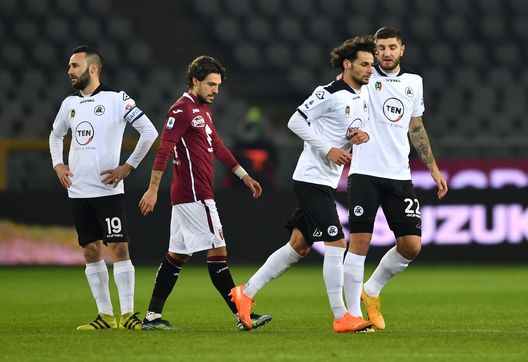  TURIN, ITALY - JANUARY 16: Julian Chabot of Spezia consoles team mate Luca Vignali after he is shown a red card during the Serie A match between Torino FC and Spezia Calcio at Stadio Olimpico di Torino on January 16, 2021 in Turin, Italy. Sporting stadiums around Italy remain under strict restrictions due to the Coronavirus Pandemic as Government social distancing laws prohibit fans inside venues resulting in games being played behind closed doors. (Photo by Valerio Pennicino/Getty Images) 