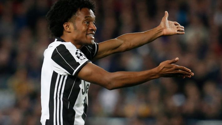 Juventus' Colombian midfielder Juan Cuadrado reacts to a referee decision during the UEFA Champions League quarter-final second leg football match FC Barcelona vs Juventus at the Camp Nou stadium in Barcelona on April 19, 2017. / AFP PHOTO / PAU BARRENA (Photo credit should read PAU BARRENA/AFP/Getty Images) FORMAZIONE UFFICIALE – Le scelte di Allegri per Juve-Monaco di Champions - immagine 1